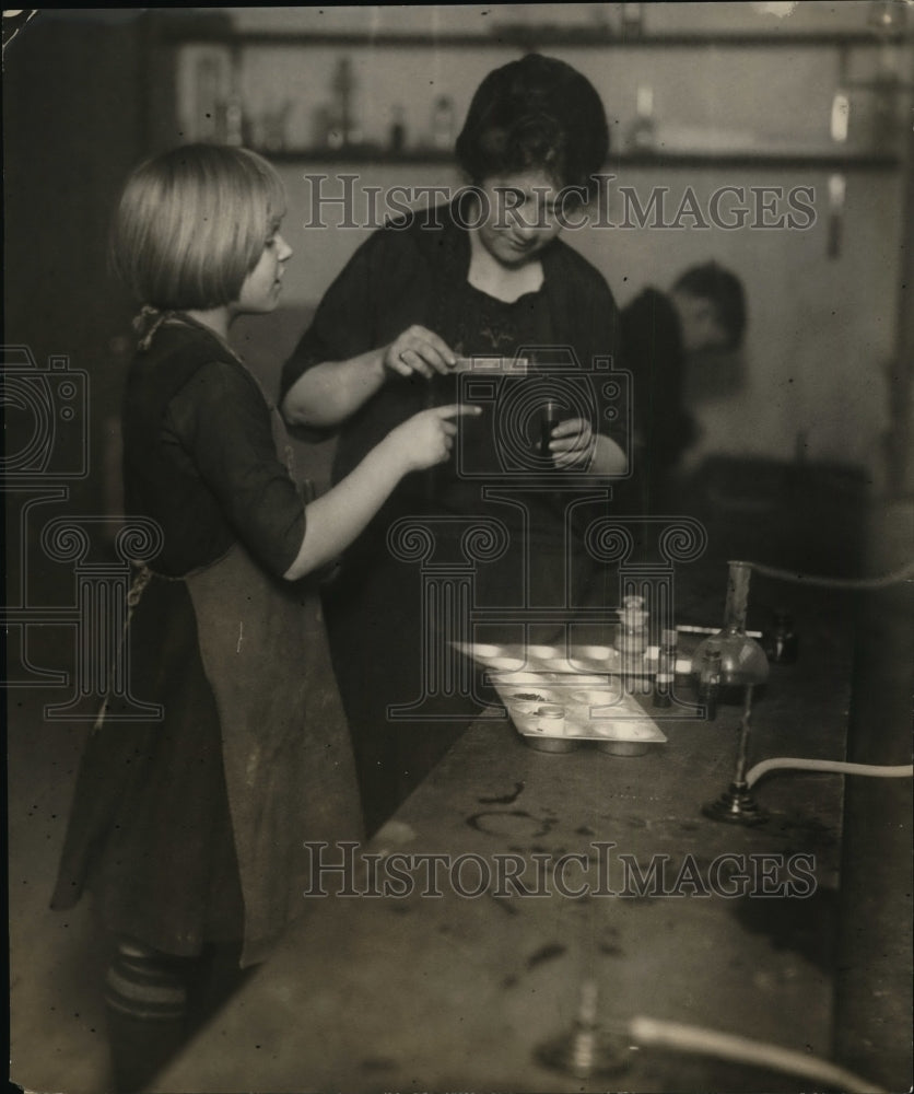 1922 Press Photo School Where Student Is Learning How to Ink in Printers Class