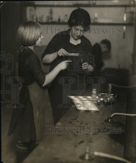 1922 Press Photo School Where Student Is Learning How to Ink in Printers Class