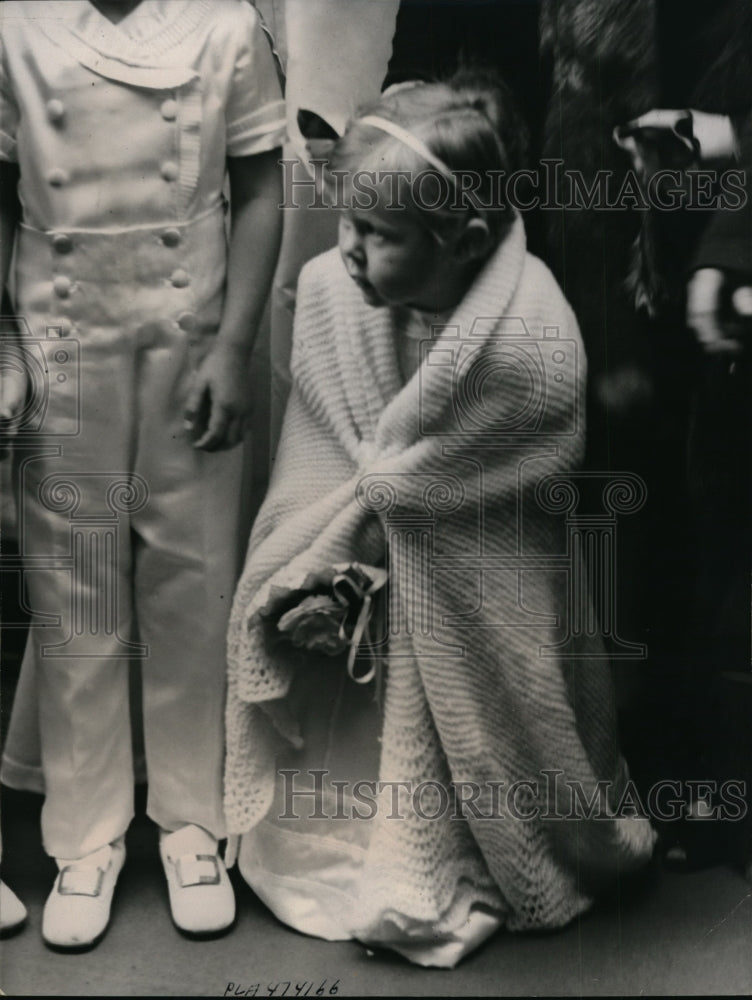 Load image into Gallery viewer, 1938 Press Photo Susan Courane Flower Girl at Wedding of Luckie &amp; Villors
