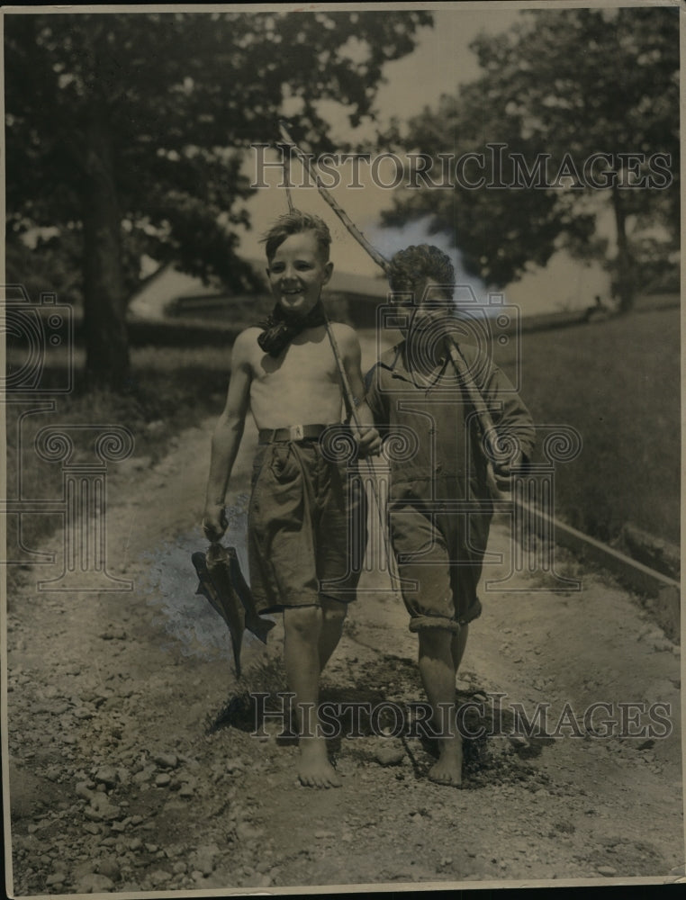 Load image into Gallery viewer, 1938 Press Photo Leroy Bean Jr &amp; Erwin France fishing near Volo Ill
