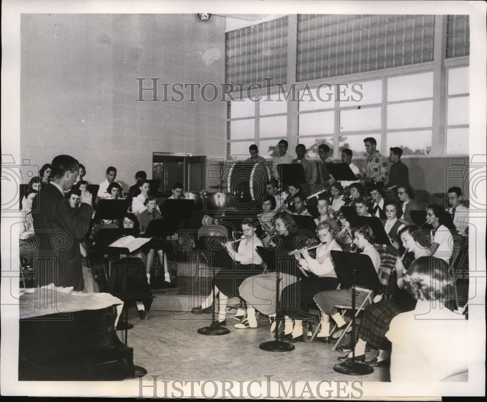 1954 Press Photo Young Musicians Practicing in Auditorium Providence Rhode Isla