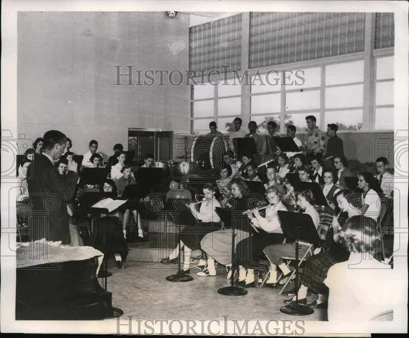 Load image into Gallery viewer, 1954 Press Photo Young Musicians Practicing in Auditorium Providence Rhode Isla
