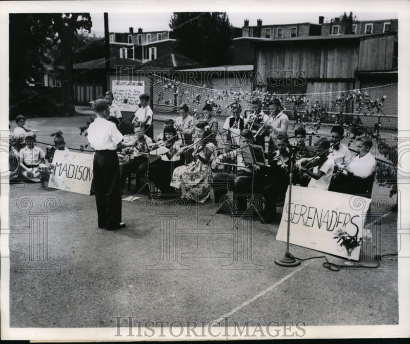 Load image into Gallery viewer, 1955 Press Photo Children perform concert for parents &amp; neighbprs
