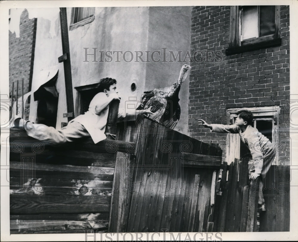 1947 Press Photo Philadelphia Pa Walter Palmbo a turkey chase for Thanksgiving