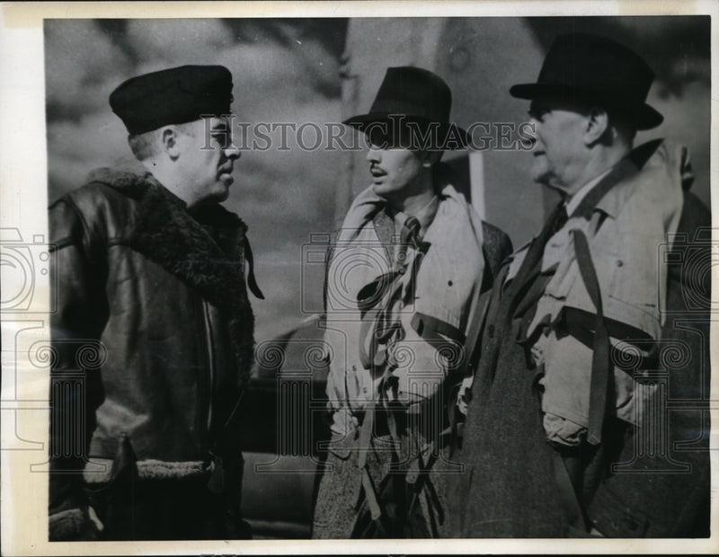 Load image into Gallery viewer, 1943 Press Photo Former Italian Foreign Minister Count Sforza &amp; Son With Pilot
