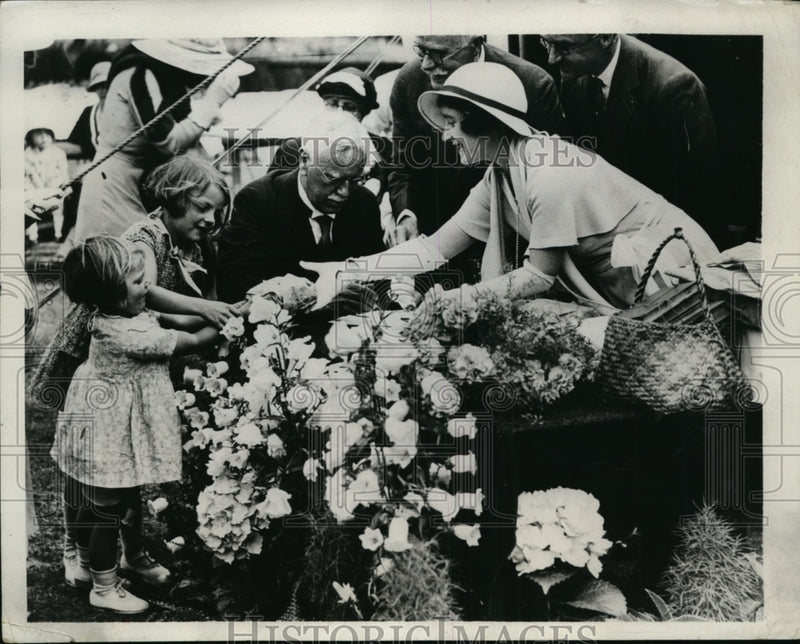Load image into Gallery viewer, 1934 Press Photo The Duchess of York at boys home at Englefield Geen - nex80951

