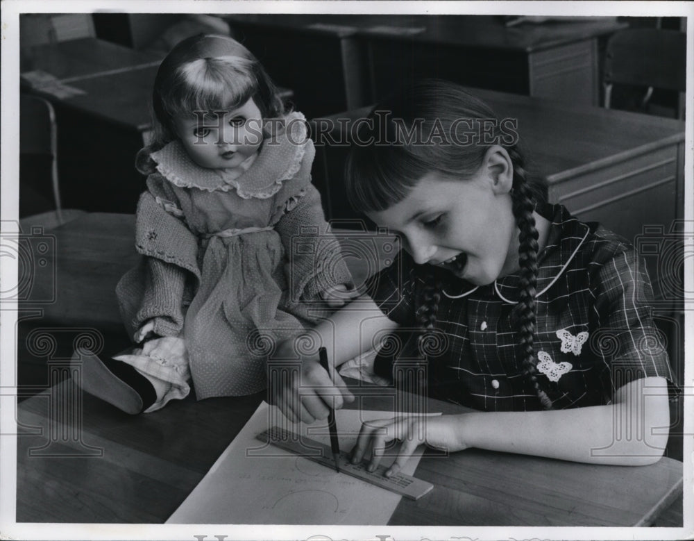 1952 Press Photo Kathy Caldwell age 7 drawing in a classroom