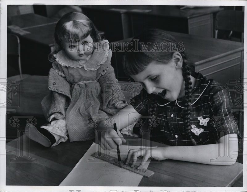 Load image into Gallery viewer, 1952 Press Photo Kathy Caldwell age 7 drawing in a classroom
