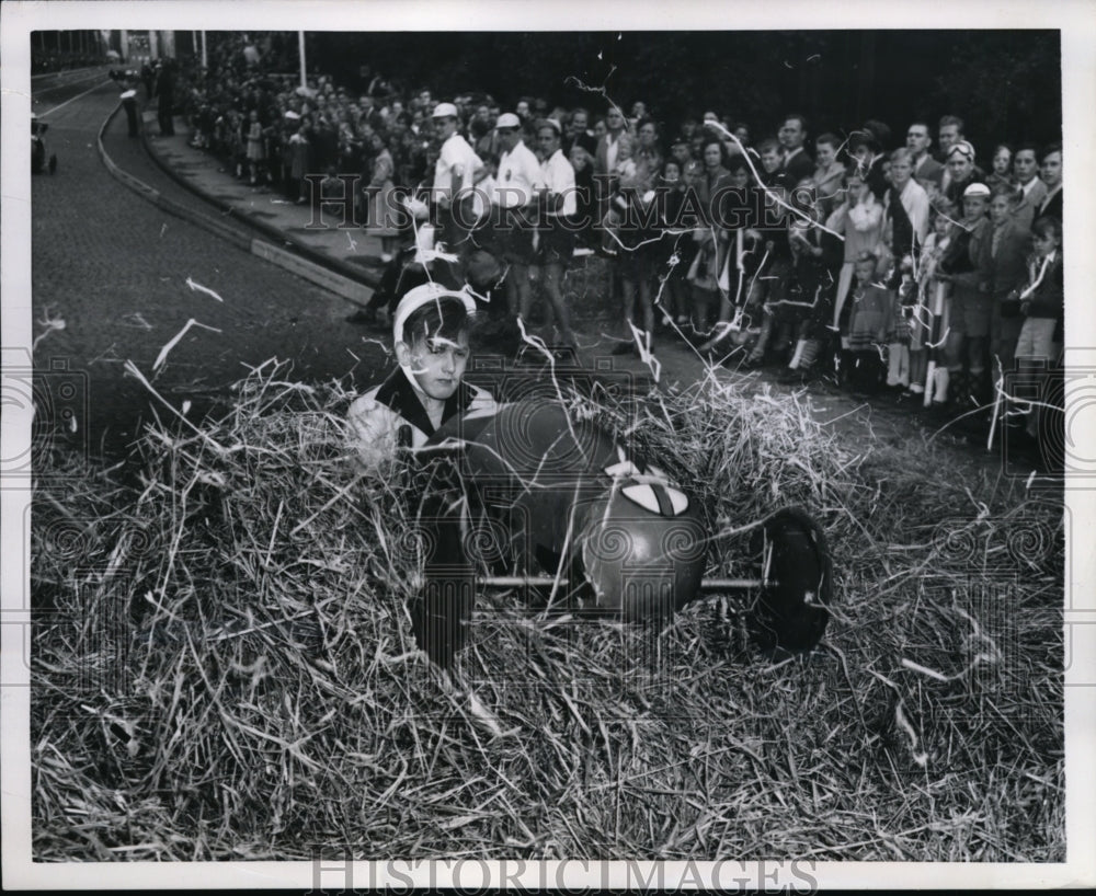 1935 Press Photo Germany's Annual Soap Box Derby Harold Heusslein Crashed