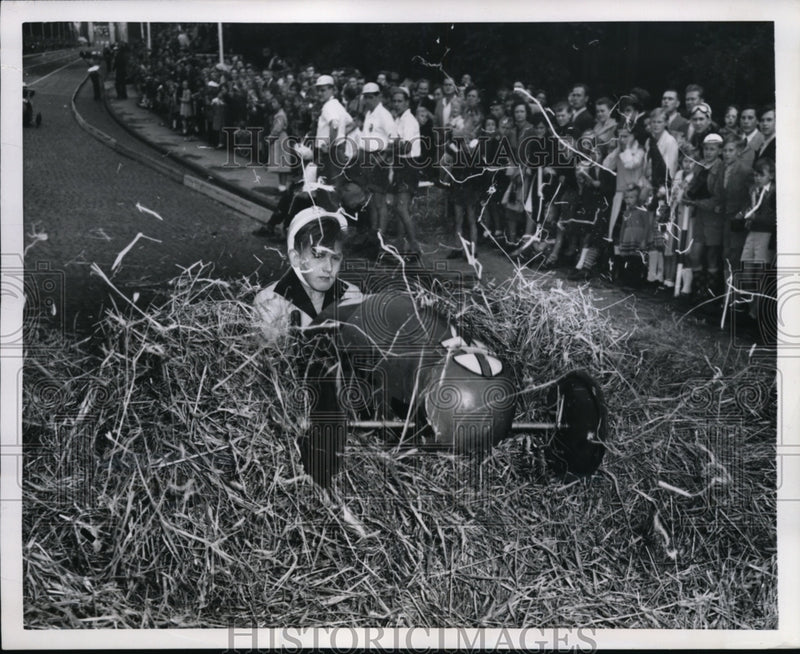 Load image into Gallery viewer, 1935 Press Photo Germany's Annual Soap Box Derby Harold Heusslein Crashed

