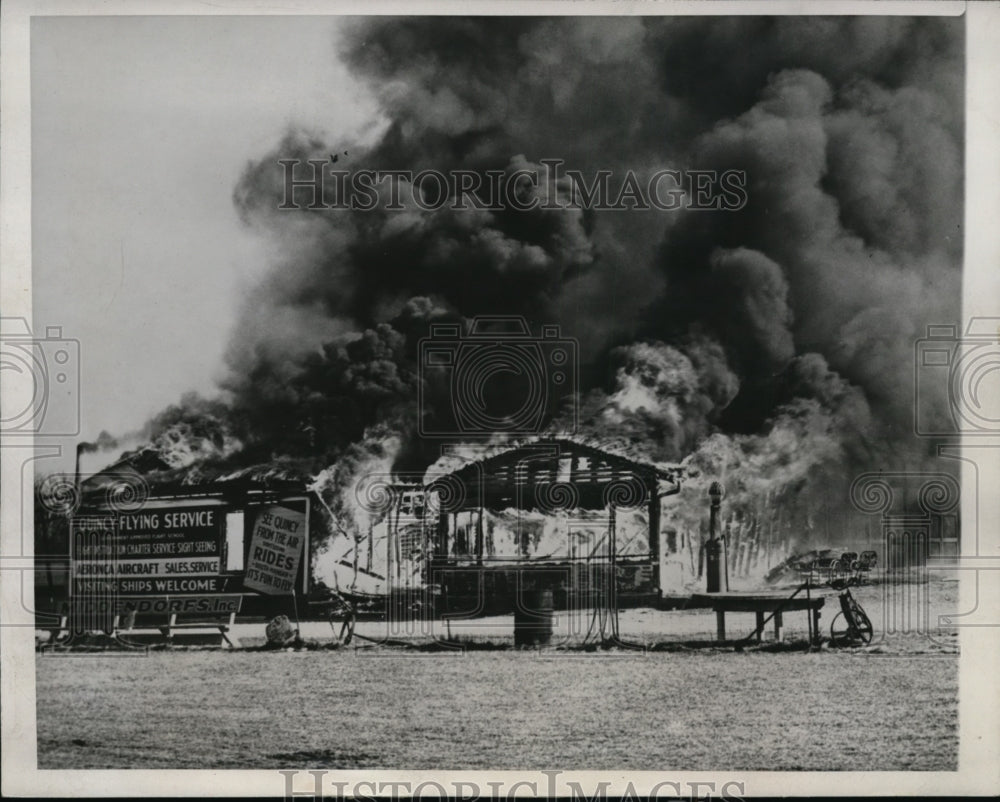 1947 Press Photo Quincy Ill flames at Air Service hangar fire