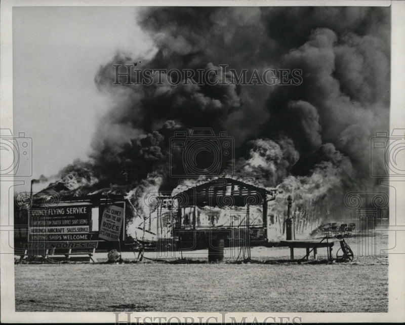 Load image into Gallery viewer, 1947 Press Photo Quincy Ill flames at Air Service hangar fire
