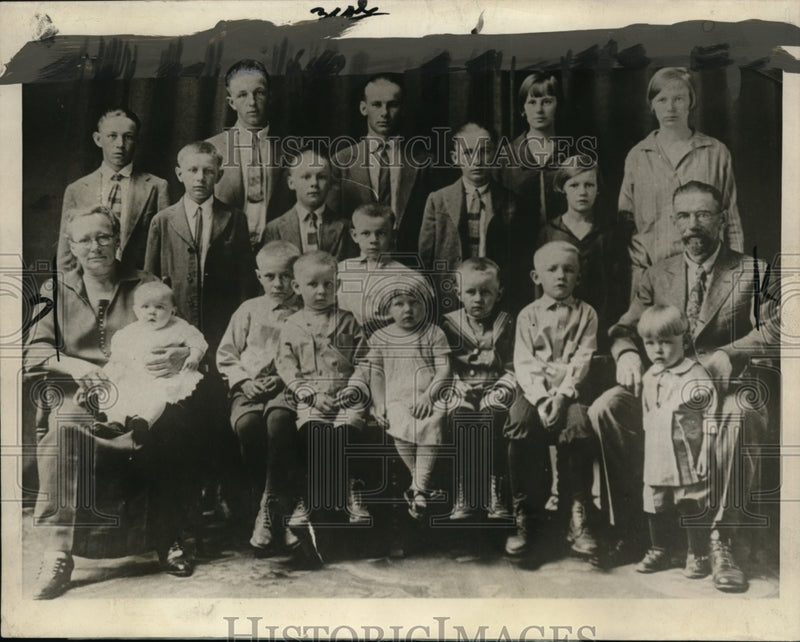 Load image into Gallery viewer, 1926 Press Photo Mr &amp; Mrs Victor Vratil &amp; 17 children in Kansas
