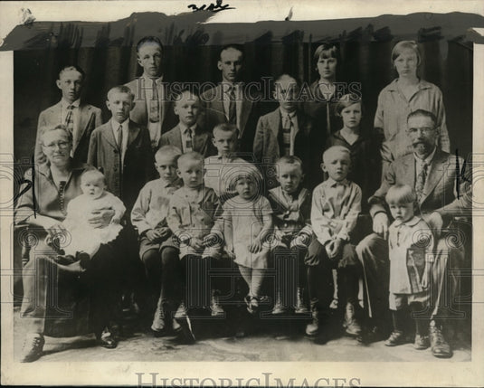 1926 Press Photo Mr & Mrs Victor Vratil & 17 children in Kansas