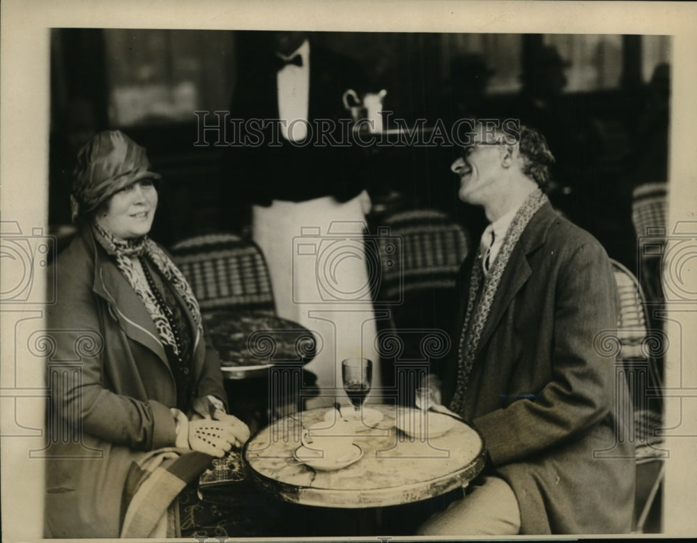 1926 Press Photo George F Hummel novelist & wife at lunch in Capri