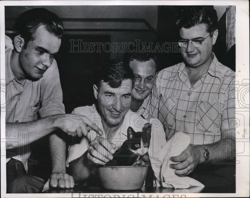 Load image into Gallery viewer, 1947 Press Photo Chicago press room at police HQ &amp; stray cat rescued
