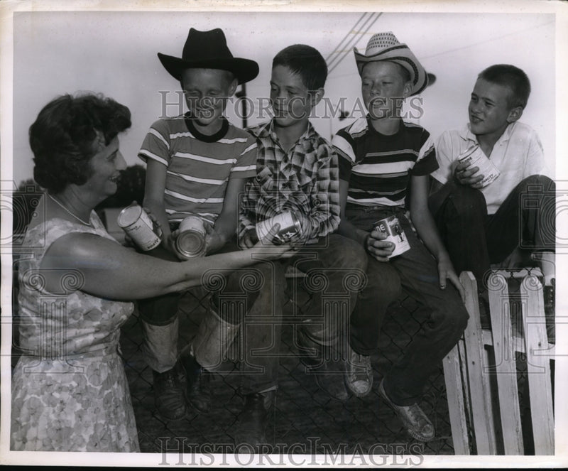 Load image into Gallery viewer, 1959 Press Photo Applesauce Derby in NY G Leckinger hands out prizes
