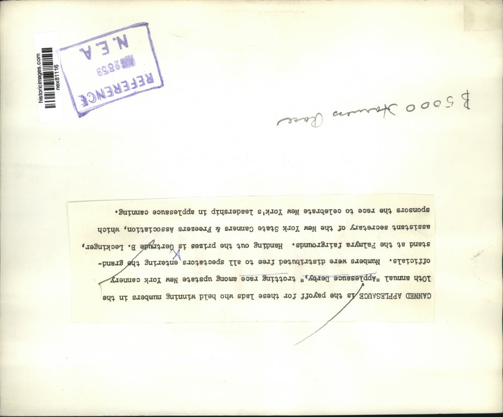 1959 Press Photo Applesauce Derby in NY G Leckinger hands out prizes