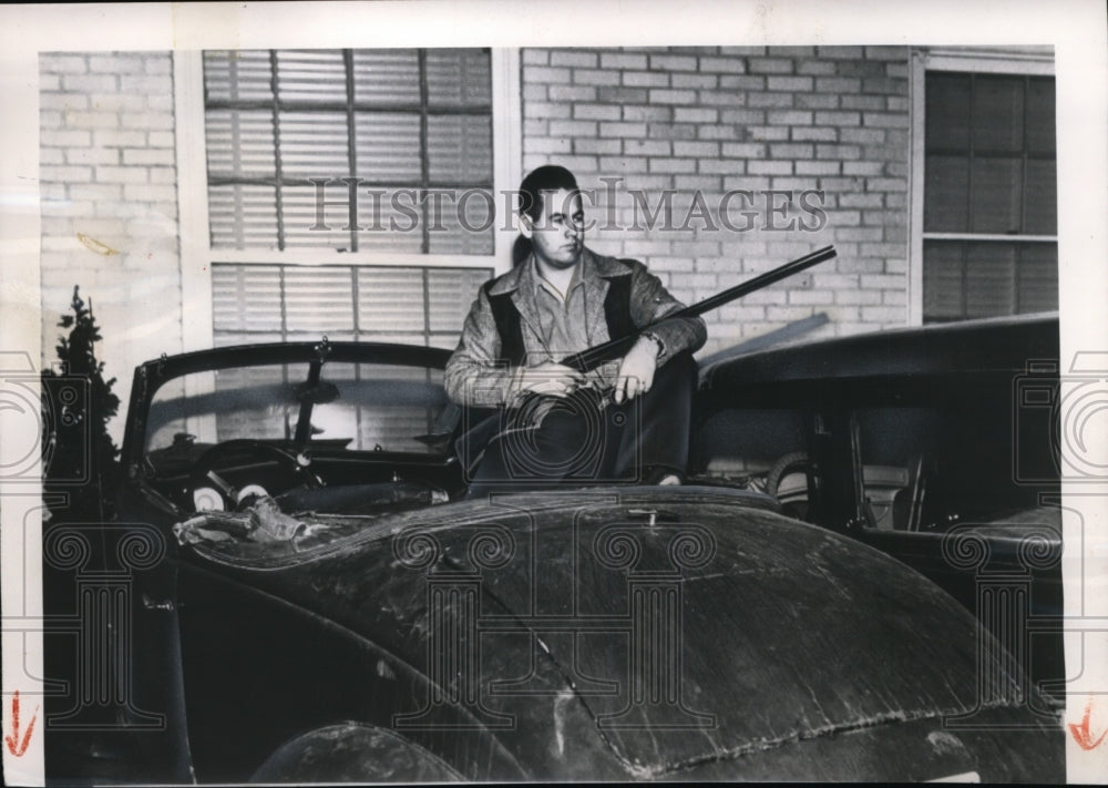 1949 Press Photo Dallas Texass EM Brewster guards cars that ran into his house