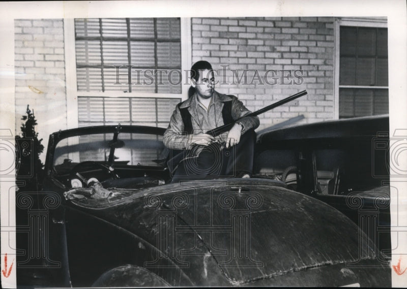 Load image into Gallery viewer, 1949 Press Photo Dallas Texass EM Brewster guards cars that ran into his house
