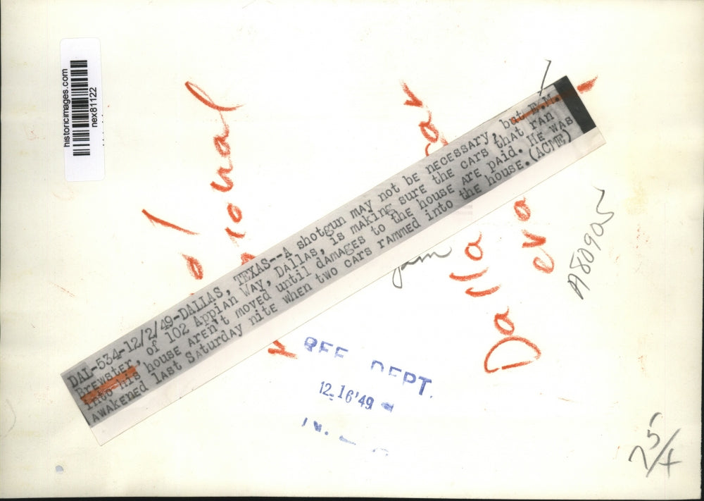 1949 Press Photo Dallas Texass EM Brewster guards cars that ran into his house