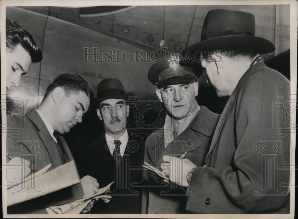 1948 Press Photo Wash DC Gen Lucius D Clay & reporters - nex81149