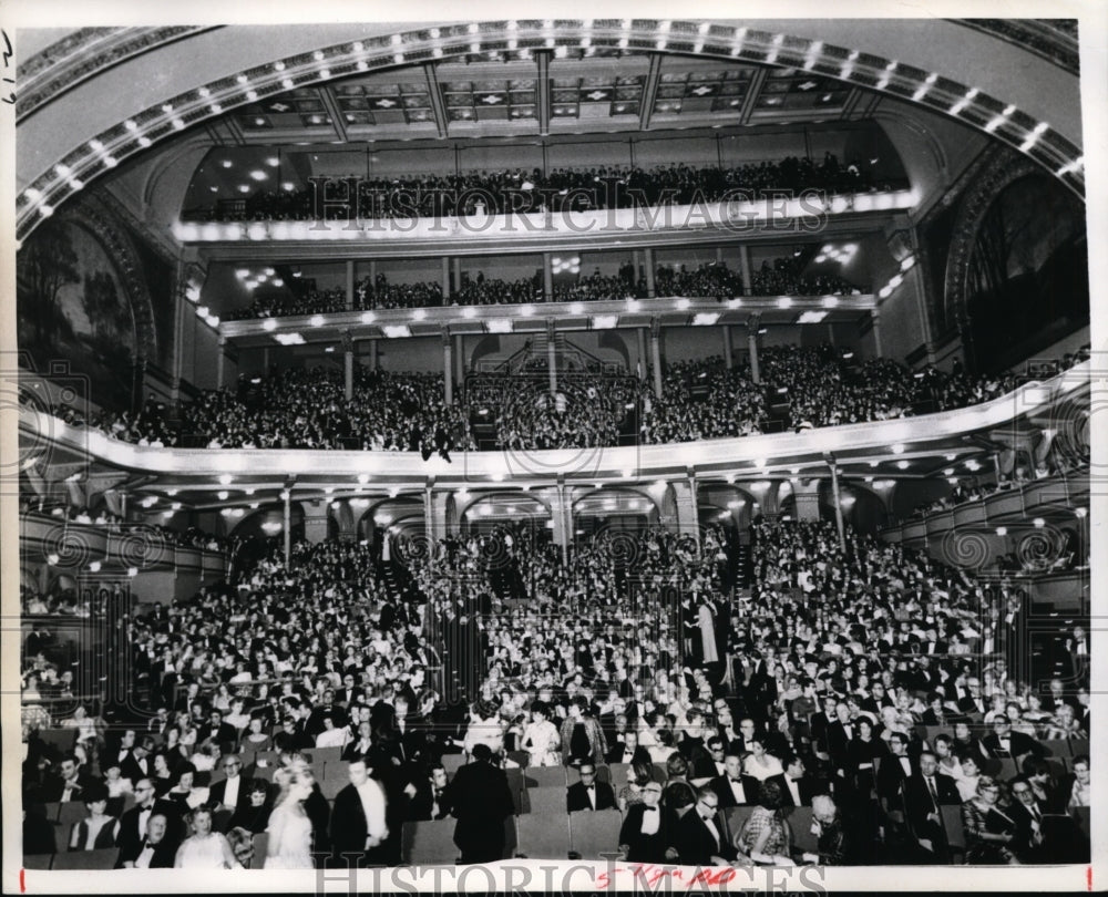 1967 Press Photo Chicago Auditoriym Theater stage view of the audience at Opera