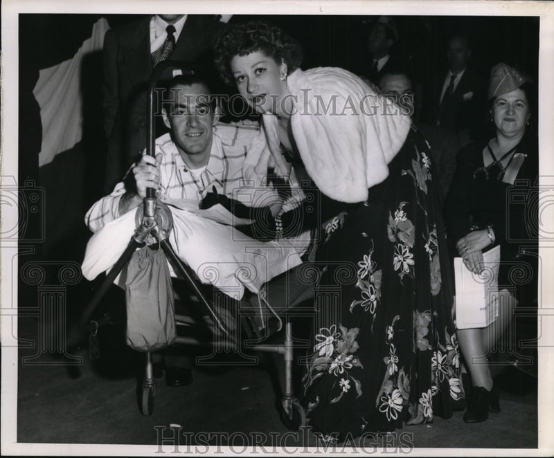 Load image into Gallery viewer, 1947 Press Photo VA Hospital in NY Pvt Murray Memser &amp; opera star Regina Resnik
