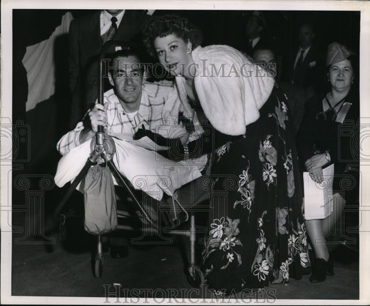 1947 Press Photo VA Hospital in NY Pvt Murray Memser & opera star Regina Resnik
