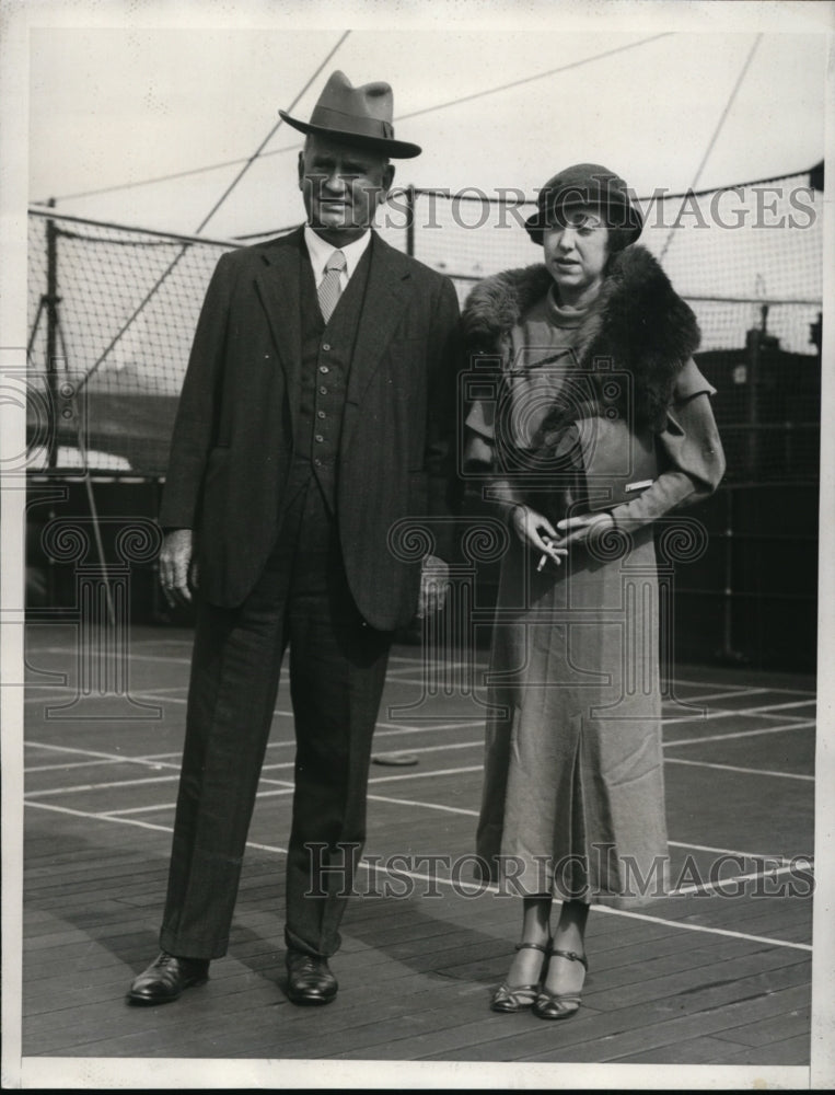 Load image into Gallery viewer, 1933 Press Photo Sir Maynard Hedstrom &amp; Lady Hedstrom arrive in LA Calif
