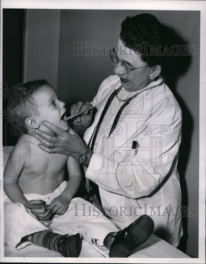 1953 Press Photo Dr Zelezny Baumrucker Checks Patient Patrick Keating in Chicago