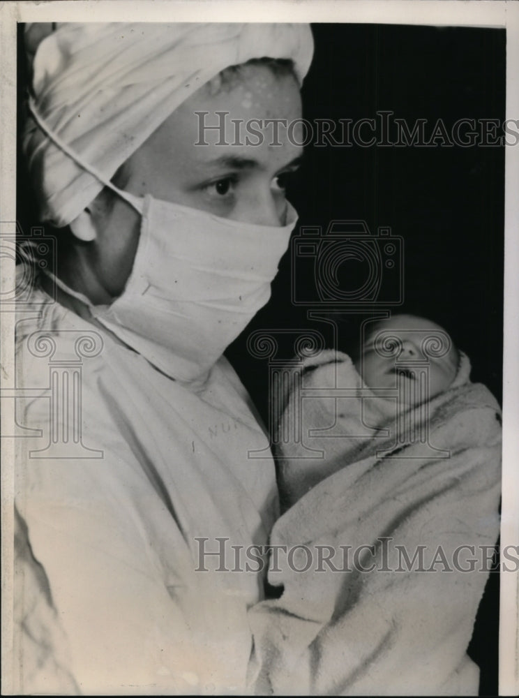 1940 Press Photo Polio Victim Mrs Grace Volkman Gives Birth to Baby Minneapolis