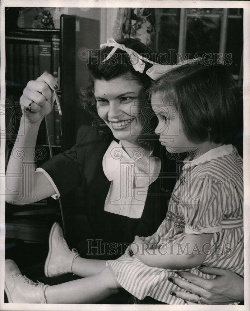1945 Press Photo Mrs Harrison Johnston & Betty Johnston After Pin Removed