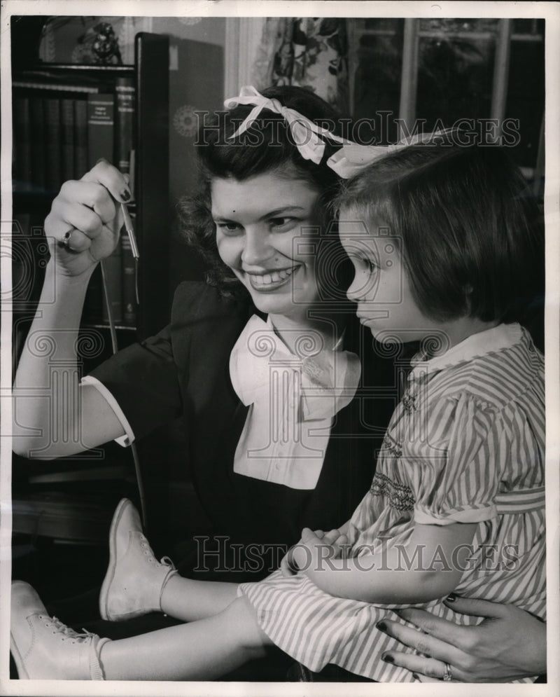 Load image into Gallery viewer, 1945 Press Photo Mrs Harrison Johnston &amp; Betty Johnston After Pin Removed
