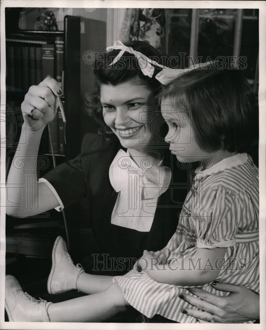 1945 Press Photo Mrs Harrison Johnston & Betty Johnston After Pin Removed