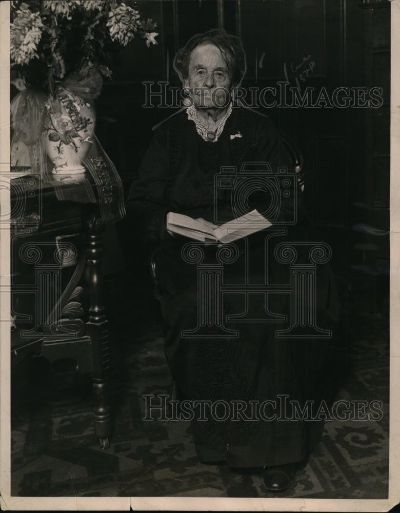 1922 Press Photo Mrs Sarah Smith Honored by Bible School on 99th Brithday
