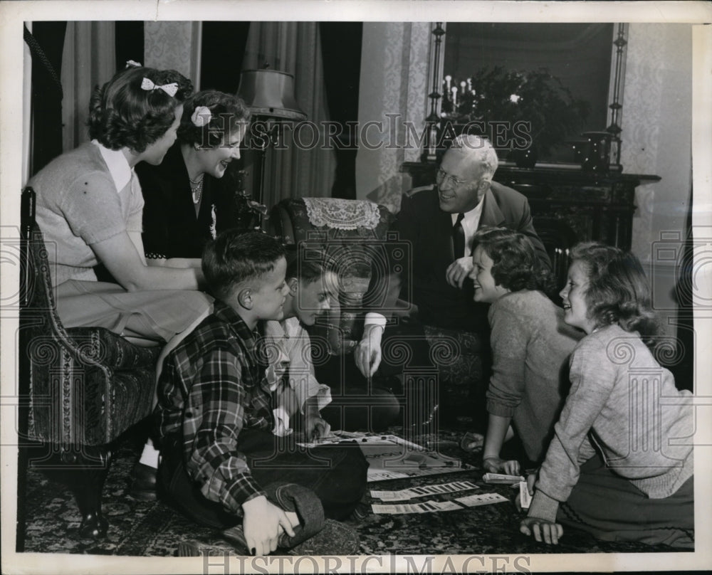 1944 Press Photo San Francisco Gov & Mrs Earl Warren & children at home