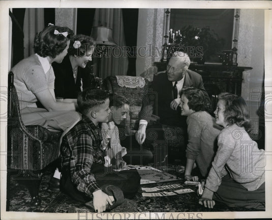1944 Press Photo San Francisco Gov & Mrs Earl Warren & children at home
