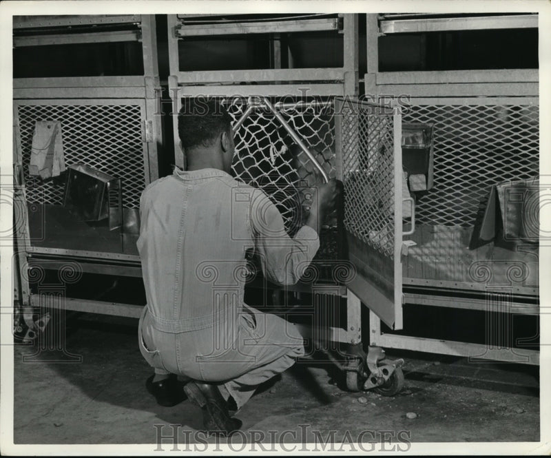 Load image into Gallery viewer, 1961 Press Photo Netting is To Safely Handle Research Monkeys at Animal Hospital

