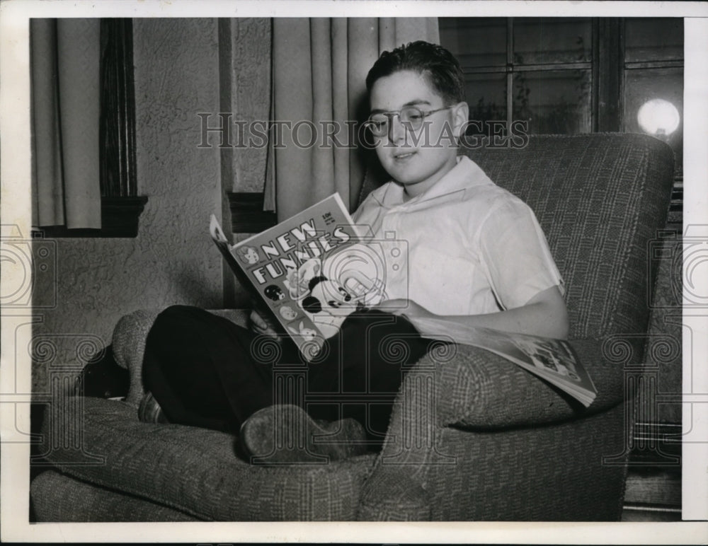 1944 Press Photo New Haven Conn Kenneth Wolf age 12 soph at Yale Univ