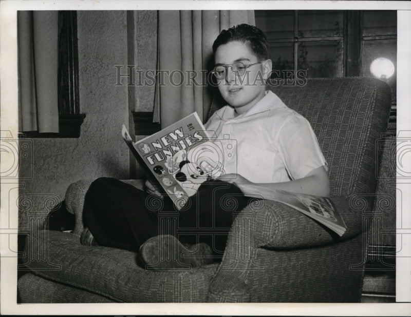 Load image into Gallery viewer, 1944 Press Photo New Haven Conn Kenneth Wolf age 12 soph at Yale Univ
