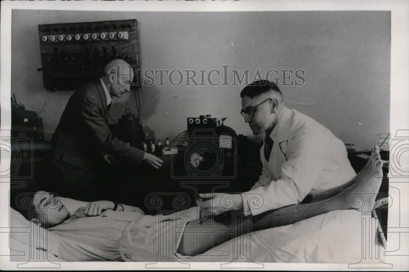 Load image into Gallery viewer, 1949 Press Photo Heidelberg Germany Dr Walter Bothe, Dr Bauder &amp; patient
