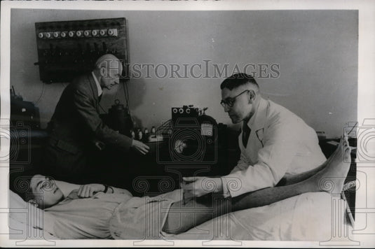 1949 Press Photo Heidelberg Germany Dr Walter Bothe, Dr Bauder & patient