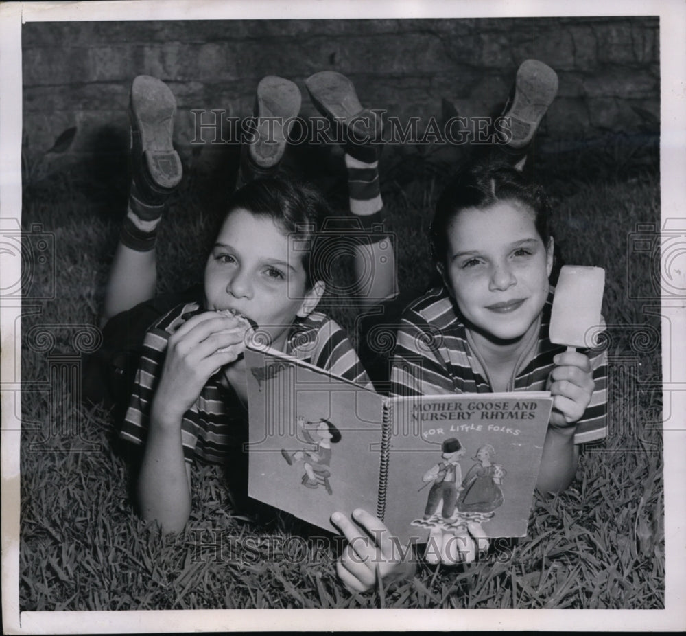 1949 Press Photo Angelica & Irma Pineiro of Irvington NY with popsicle