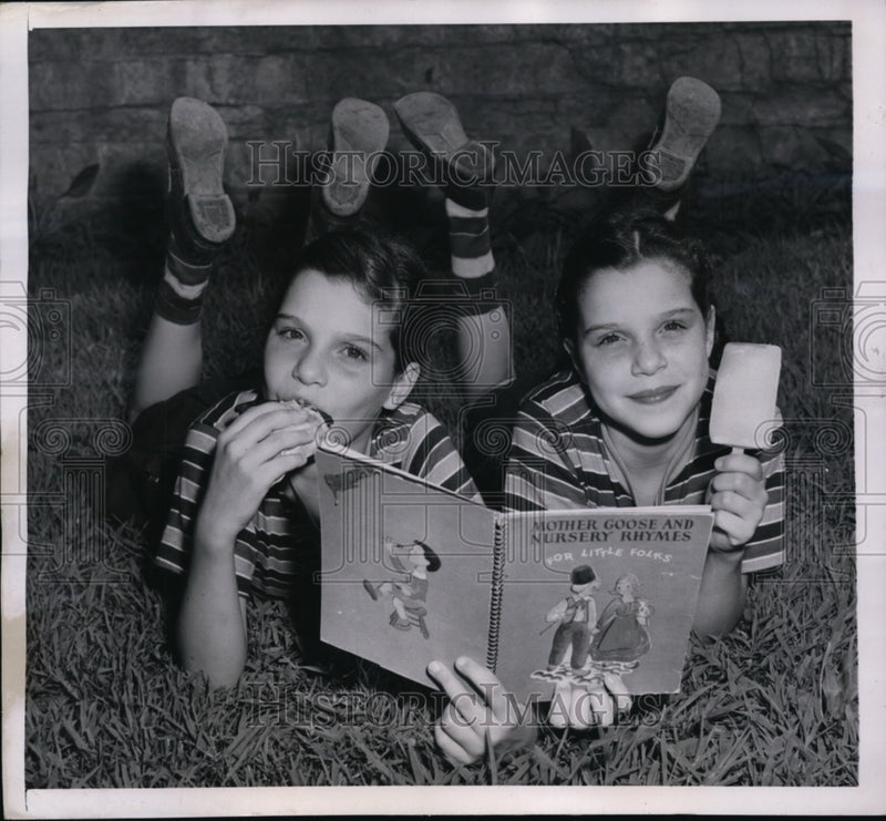 Load image into Gallery viewer, 1949 Press Photo Angelica &amp; Irma Pineiro of Irvington NY with popsicle
