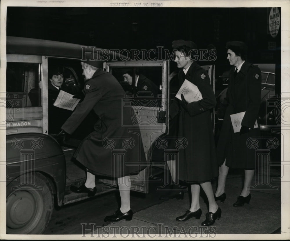 1944 Press Photo Mrs John Polatzek, Flying Squadrom service of Red Cross