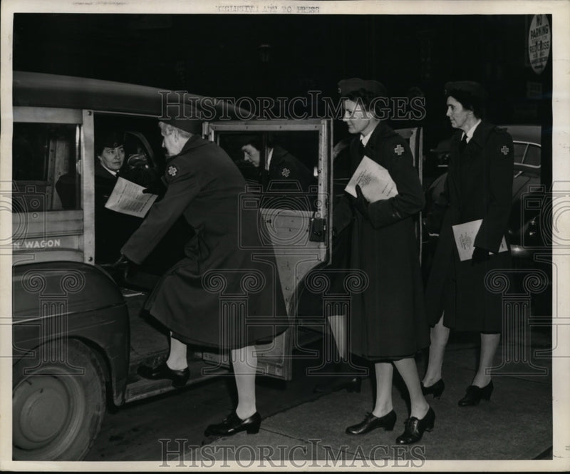 Load image into Gallery viewer, 1944 Press Photo Mrs John Polatzek, Flying Squadrom service of Red Cross
