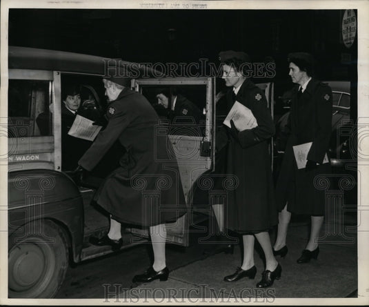 1944 Press Photo Mrs John Polatzek, Flying Squadrom service of Red Cross