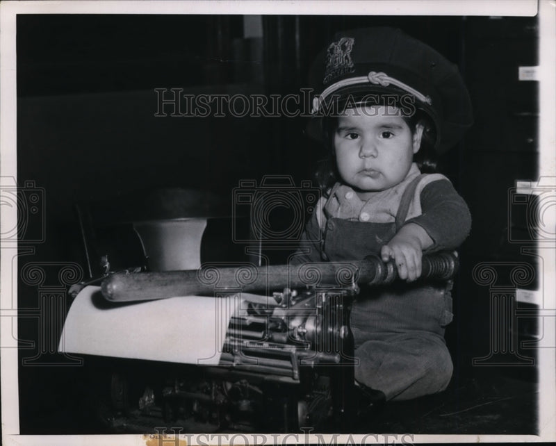 Load image into Gallery viewer, 1948 Press Photo Abandoned 2 Day Ago by Her Mother at Police Station
