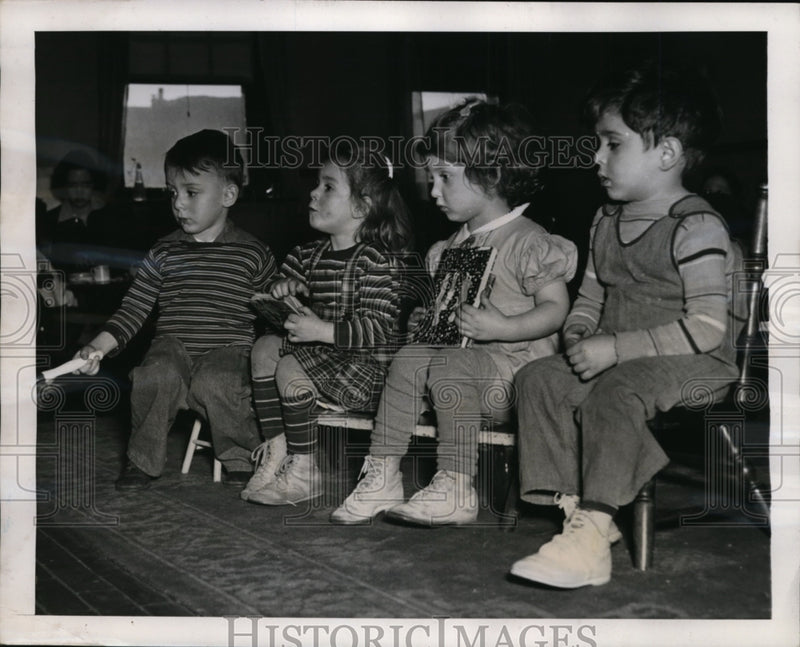Load image into Gallery viewer, 1941 Press Photo Children of Immigrants Learning to Speak English
